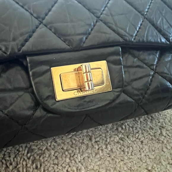 Authentic vintage Chanel maxi reissue Aged Calfskin & Gold-Tone Metal
Black - Picture 9 of 9